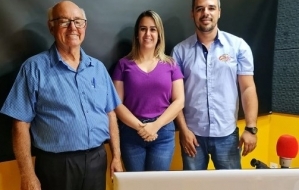 Recebemos nos estdios da Rdio Clube FM, o Prefeito Mauri Ventura e a Vereadora Brbara Alcon, para um bate papo a respeito do recapeamento da AV. Professora Eunice e outras aes no nosso Municpio.